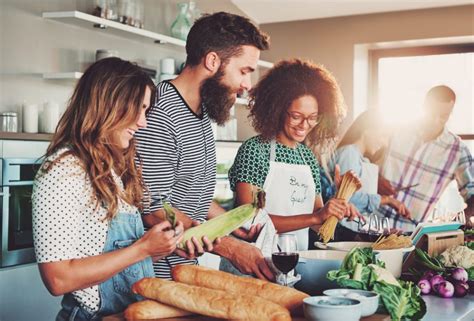 人の家に持っていく 料理：なぜ私たちは食べ物で絆を深めるのか？